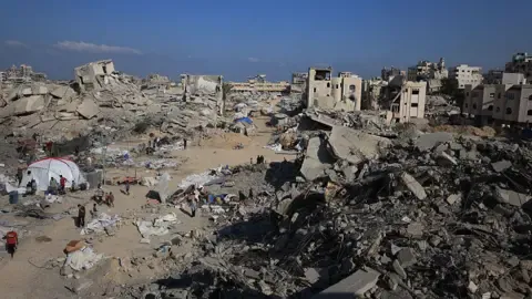 Israeli Tanks Advance into Key Gazan Civilian District